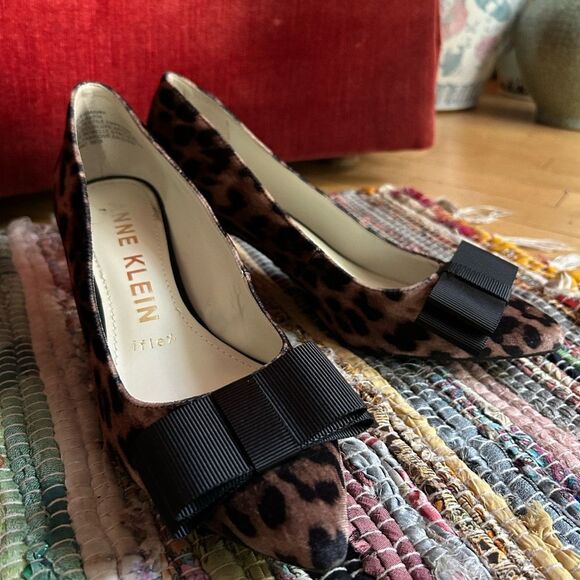 Anne Klein Animal Print Heels with Black Accent Size 6 - Picture 3 of 12